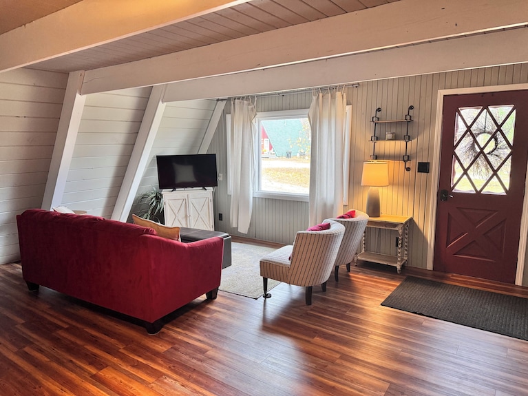 Cozy 3-bedroom Cabin Near Beautiful Harbor Springs - Petoskey, MI