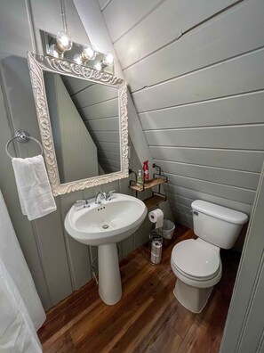 Douche, sèche-cheveux, serviettes fournies, savon