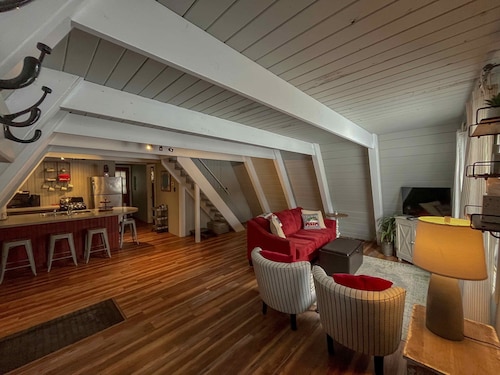 Cozy 3-bedroom cabin near beautiful Harbor Springs 