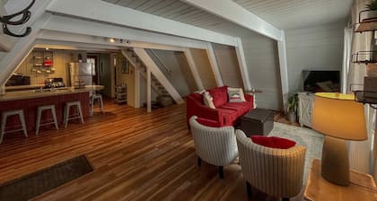 Cozy 3-bedroom cabin near beautiful Harbor Springs