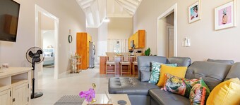 Serene Green Oasis - WiFi, AC,  Hotwater and 24/7 security