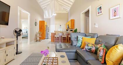 Serene Green Oasis - WiFi, AC, Hotwater and 24/7 security