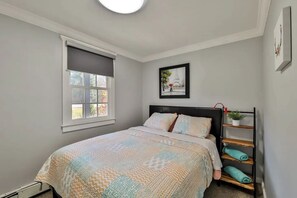 5 bedrooms, iron/ironing board, WiFi, bed sheets