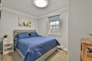 5 bedrooms, iron/ironing board, WiFi, bed sheets - Mountain Serenity - brand new hot tub - fire pit (Hunter)