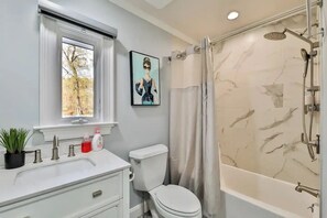 Shower, hair dryer, bidet, towels - Mountain Serenity - brand new hot tub - fire pit (Hunter)