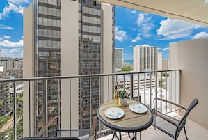 Deluxe Studio Suite, Lanai, Partial Ocean View | Individually decorated, individually furnished, blackout drapes