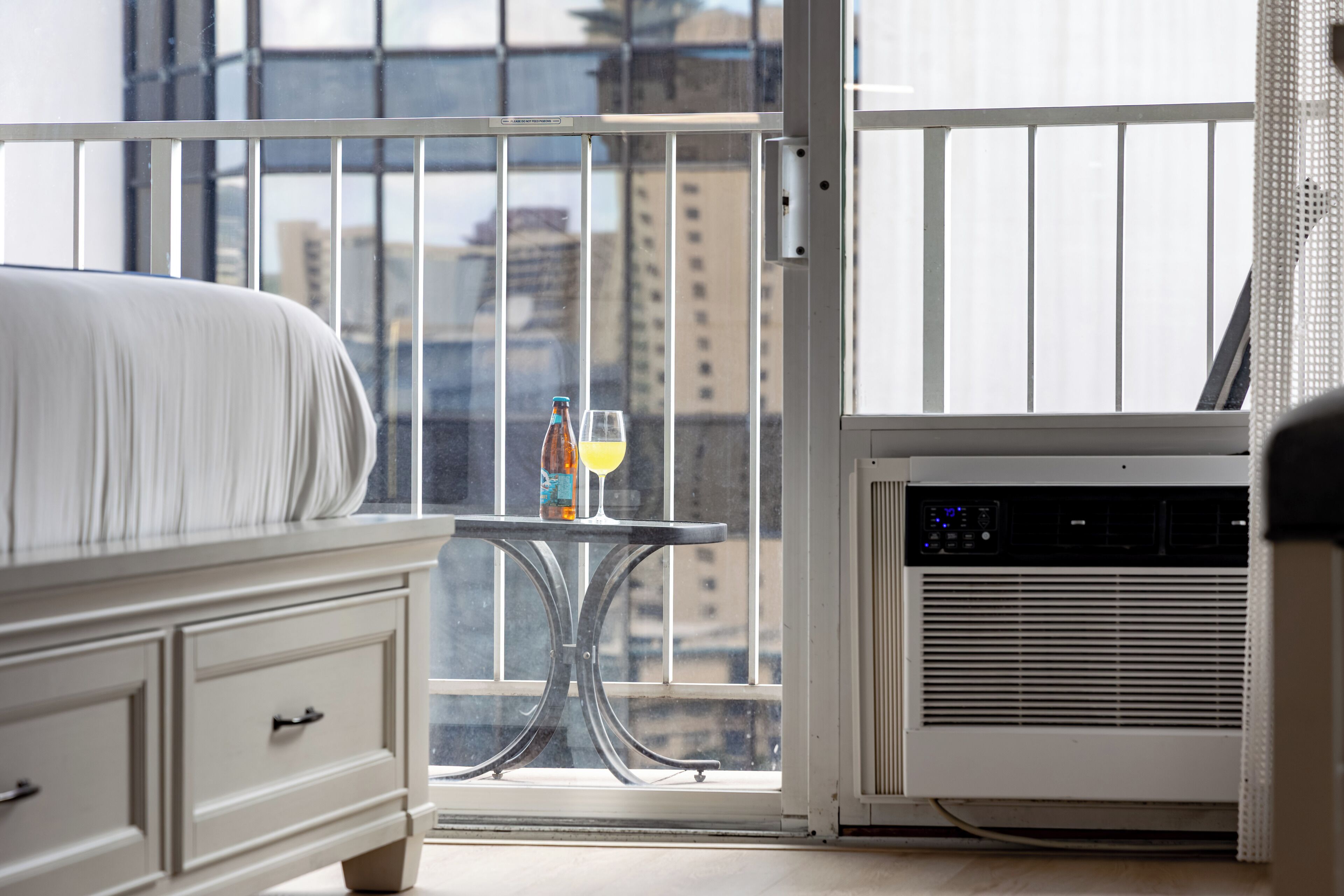 Suite estudio Deluxe | Decoración personalizada, muebles diferentes y cortinas blackout 