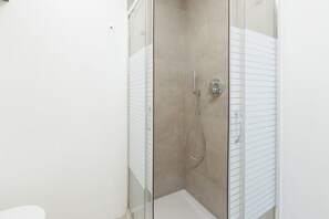 Bruser, hårtørrer, bidet, håndklæder