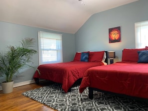 3 slaapkamers, een strijkplank/strijkijzer, gratis wifi, beddengoed