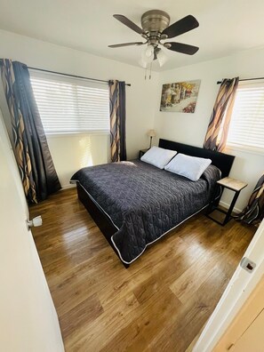 3 bedrooms, iron/ironing board, travel crib, WiFi - 3 bedroom 1.5 bath house. Walkable to BSU and many restaurants, ping pong table (Muncie)