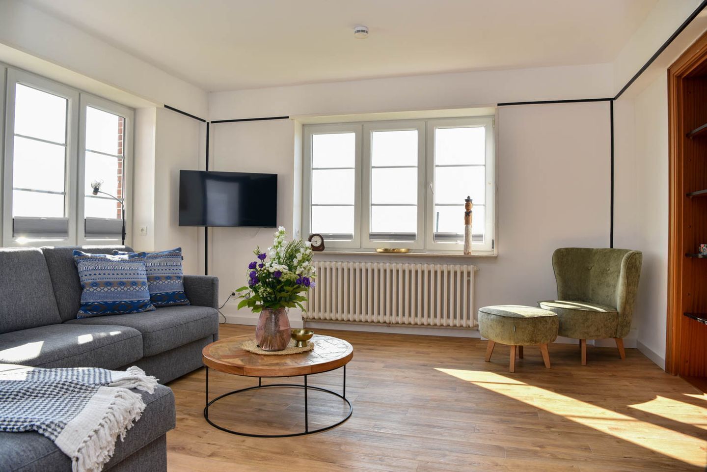 Een televisie en een stereo