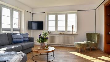 Een televisie en een stereo