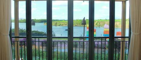 Luksusstudiosviitti, 2 makuuhuonetta, järvinäköala | Ylelliset vuodevaatteet, memory foam -patjalliset sängyt