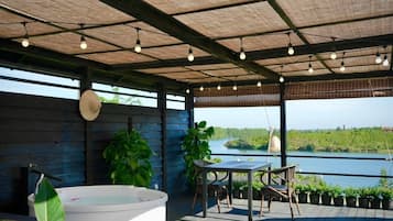 Luksustelttamajoitus, järvinäköala | Kylpyhuone | Suihku, hierova suihkupää, designer-hygieniatuotteet, hiustenkuivaaja