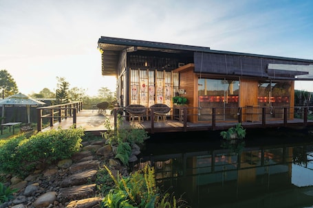 Hot tub, steam room, body treatments, hydrotherapy, aromatherapy. Olala Glamping