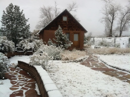 Exterior. Secluded Adobe Casita-Right behind Balloon Fiesta Park
