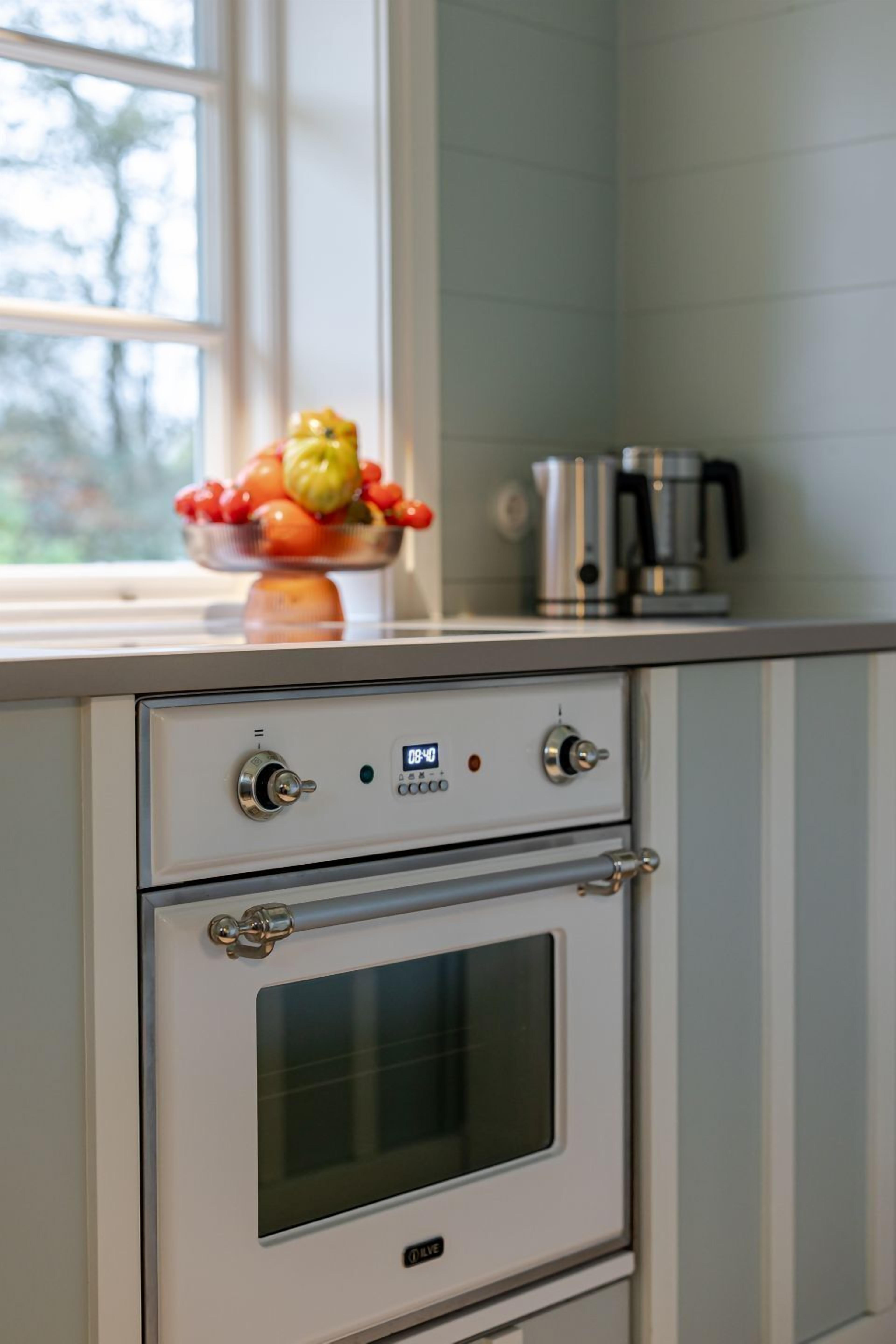 Een koelkast, een oven, een vaatwasser, een koffiezetapparaat/waterkoker