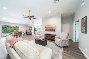 TV, books - Sunny Relaxing Paradise (North Fort Myers)