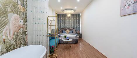 Une salle de bain moderne avec une baignoire sur pieds, un espace douche et un meuble-lavabo agrémenté d’une échelle dorée.