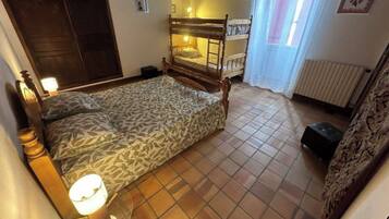 5 slaapkamers, een strijkplank/strijkijzer, gratis wifi, beddengoed