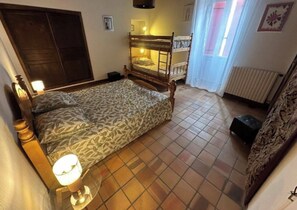 5 Schlafzimmer, Bügeleisen/Bügelbrett, kostenloses WLAN, Bettwäsche