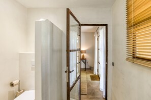 Douche, sèche-cheveux, serviettes fournies