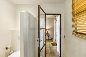 Dusch, hårtork och handdukar