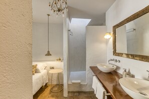 Een douche, een haardroger, handdoeken