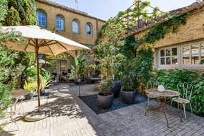 Outdoor dining - Hotel 'Les Hamaques - Buganvilla' with Shared Pool, Wi-Fi and Air Conditioning (Viladamat)