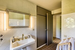 Dusch, gratis toalettartiklar, hårtork och handdukar