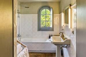 Shower, free toiletries, hair dryer, towels - Hotel 'Les Hamaques - Buganvilla' with Shared Pool, Wi-Fi and Air Conditioning (Viladamat)