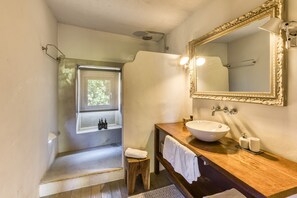 Douche, sèche-cheveux, serviettes fournies