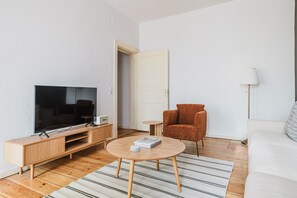 TV, stereo - Blueground | Prenzlauer Berg, furnished & equipped (Berlin)