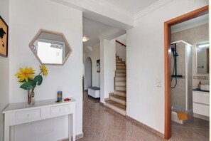 Dusch, hårtork och handdukar