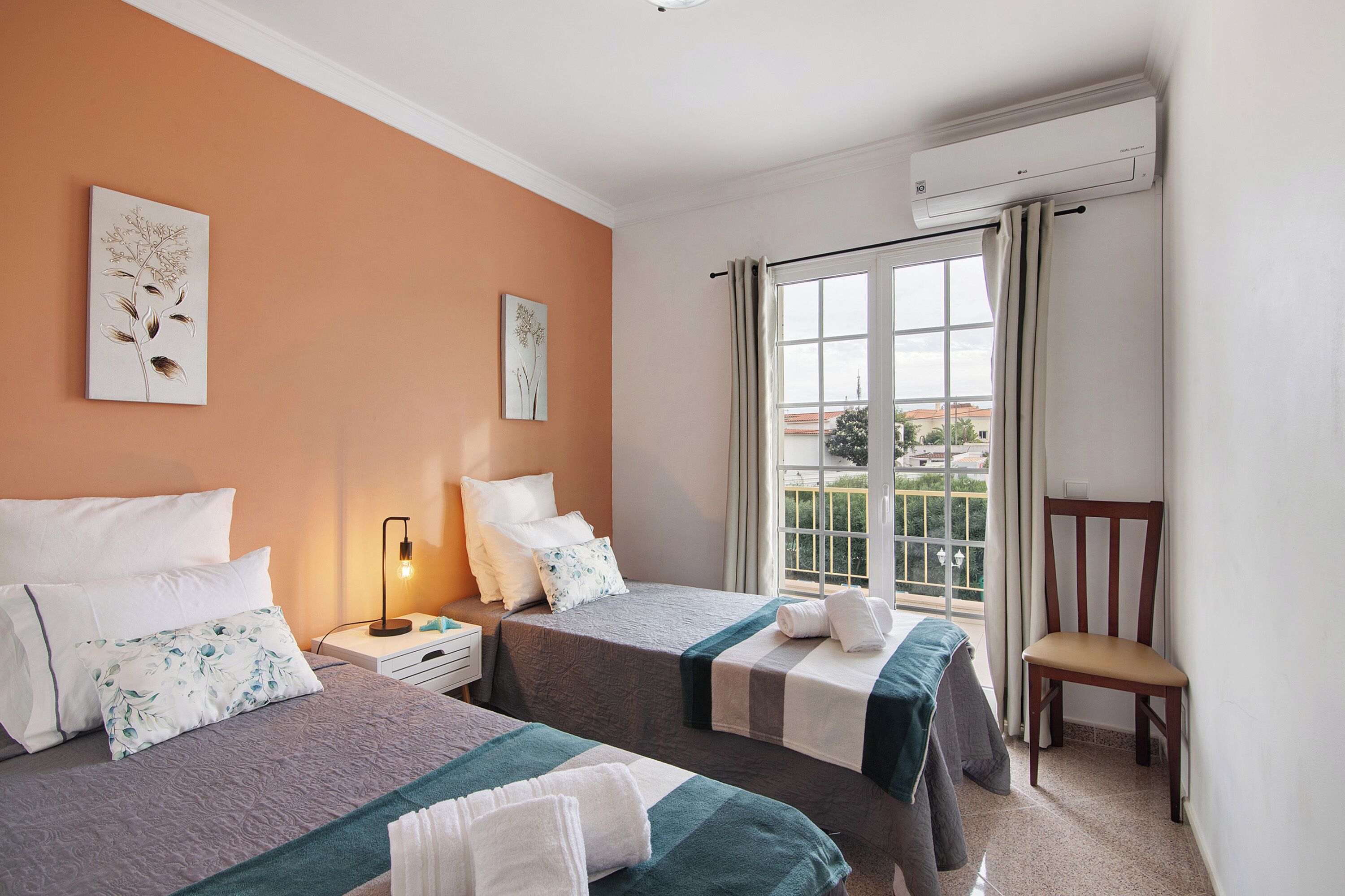 5 slaapkamers, een strijkplank/strijkijzer, gratis wifi, beddengoed