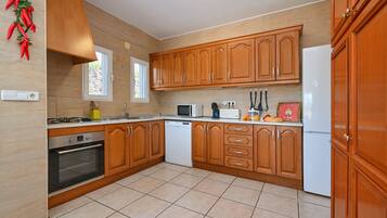 Een koelkast, een magnetron, een oven, een kookplaat