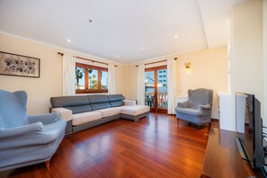 TV - Apartment 'Can Picafort Apartamento Centrico' with Sea View, Wi-Fi and Air Conditioning (Can Picafort)