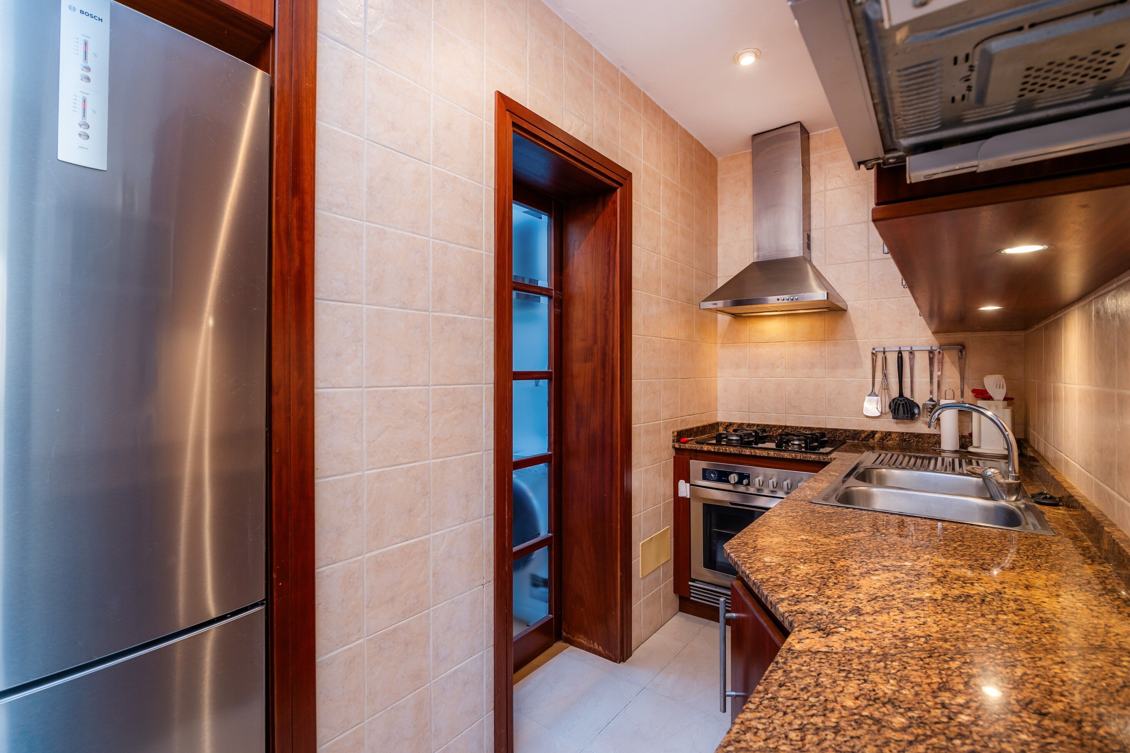 Kylskåp, mikrovågsugn, ugn och spishäll