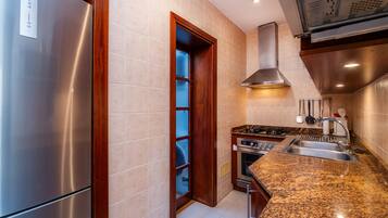 KylskÄp, mikrovÄgsugn, ugn och spishÀll