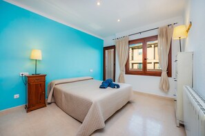 4 bedrooms, iron/ironing board, free WiFi, bed sheets