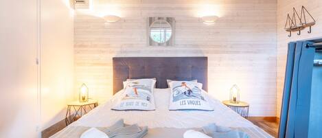 1 dormitorio, tabla de planchar con plancha, ropa de cama