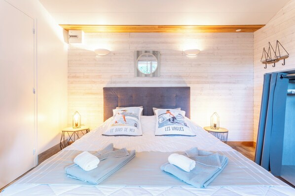 1 quarto, ferros/tábuas de passar roupa, roupa de cama