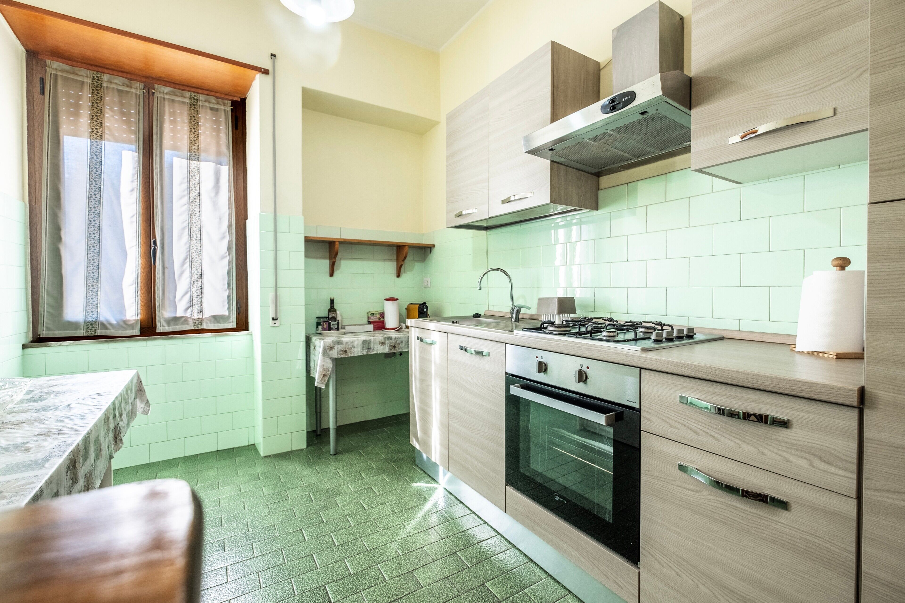 Refrigerador, horno, parrilla de estufa y cafetera y tetera 