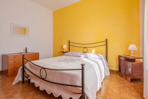 2 dormitorios, tabla de planchar con plancha, wifi gratis y ropa de cama