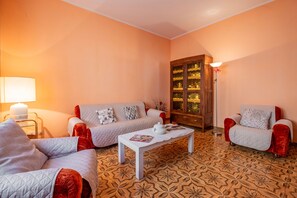 TV - Apartment 'Appartamento Casa Rita' with Balcony and Wi-Fi (San Giovanni delle Contee)