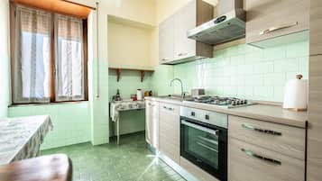 Refrigerador, horno, placa de cocina, cafetera/tetera