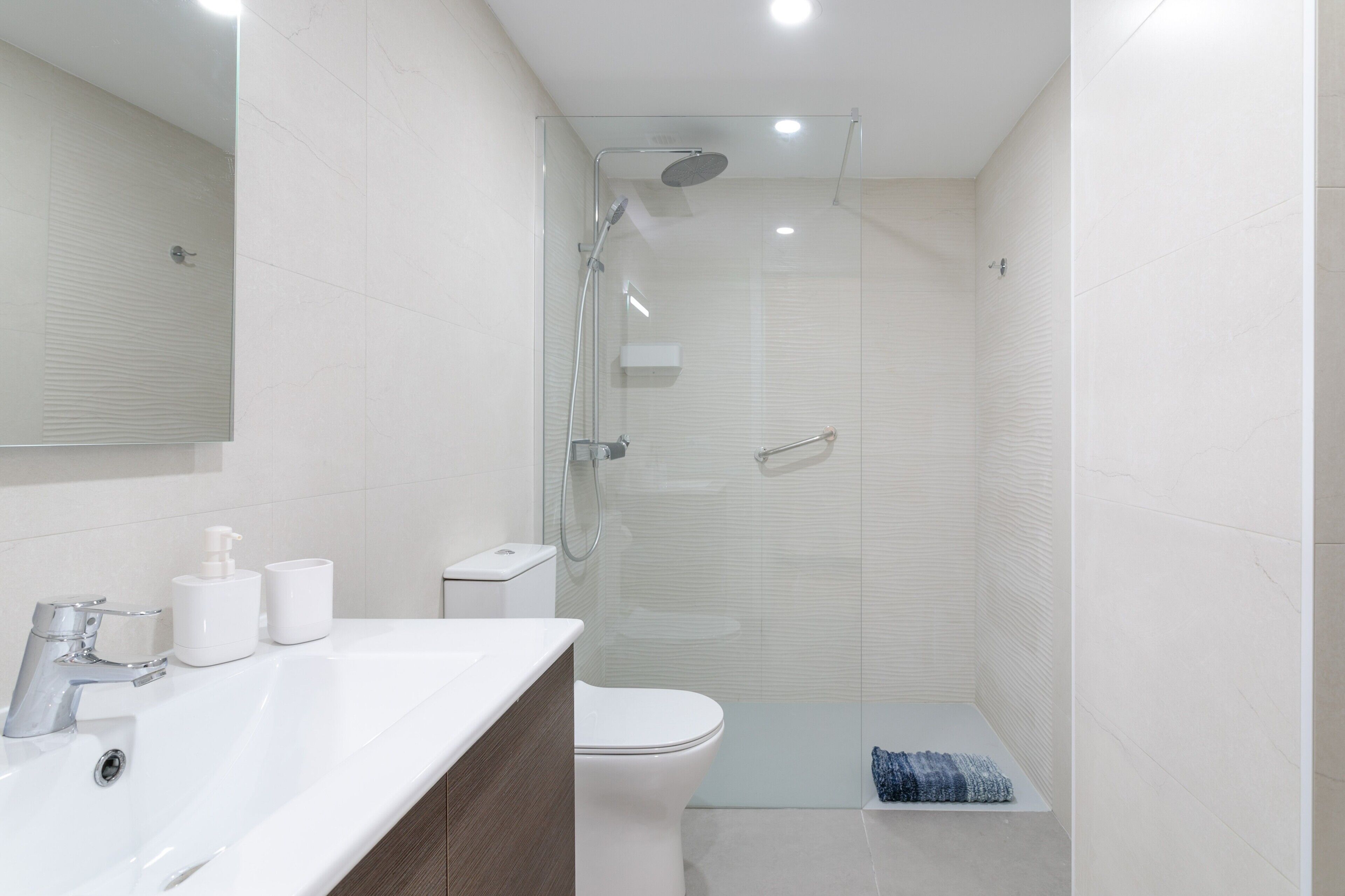 Regadera, secadora de cabello, toallas 