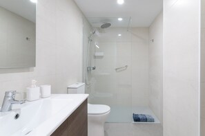 Een douche, een haardroger, handdoeken