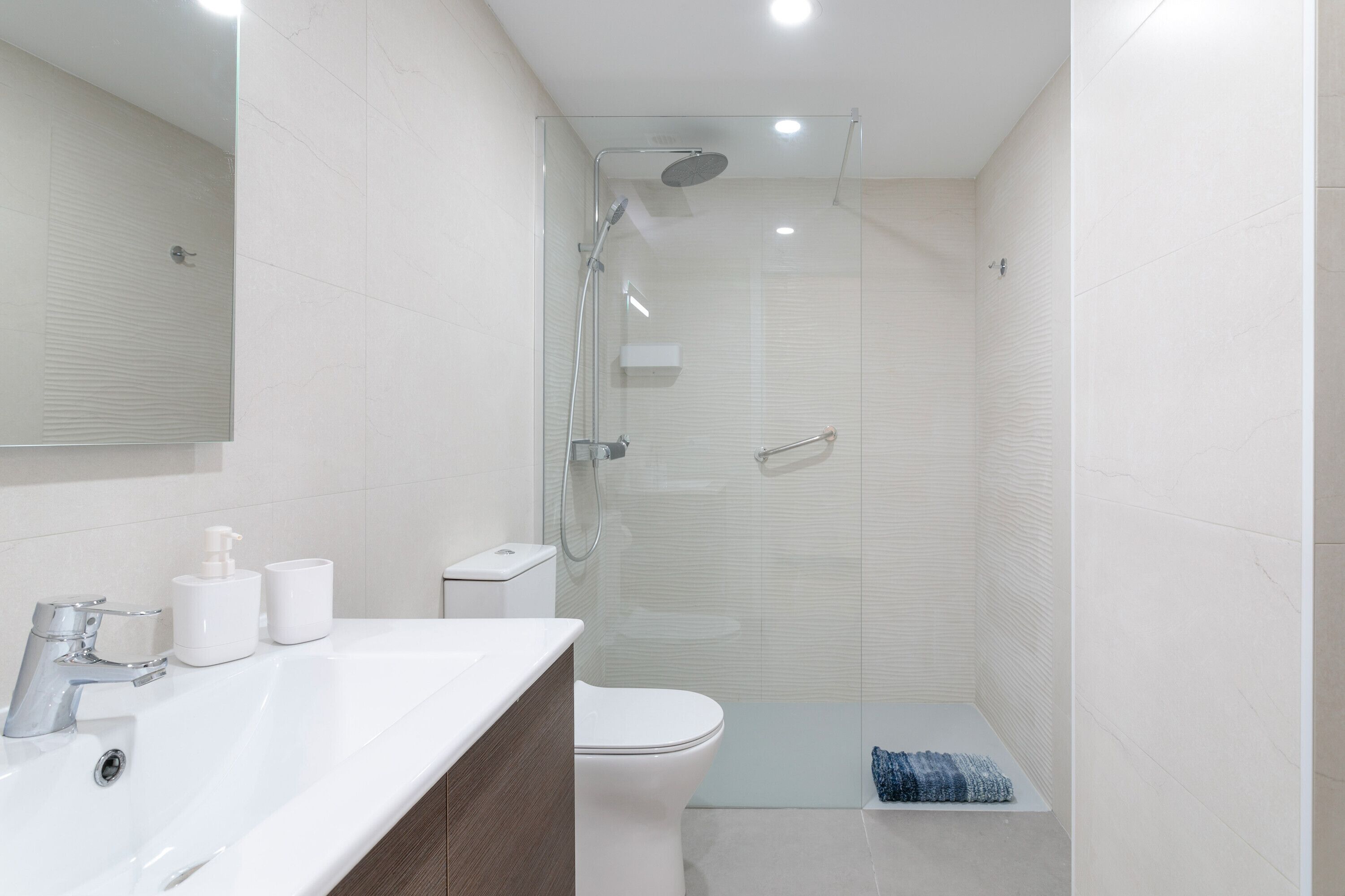 Een douche, een haardroger, handdoeken