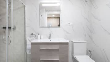 Een douche, een haardroger, handdoeken